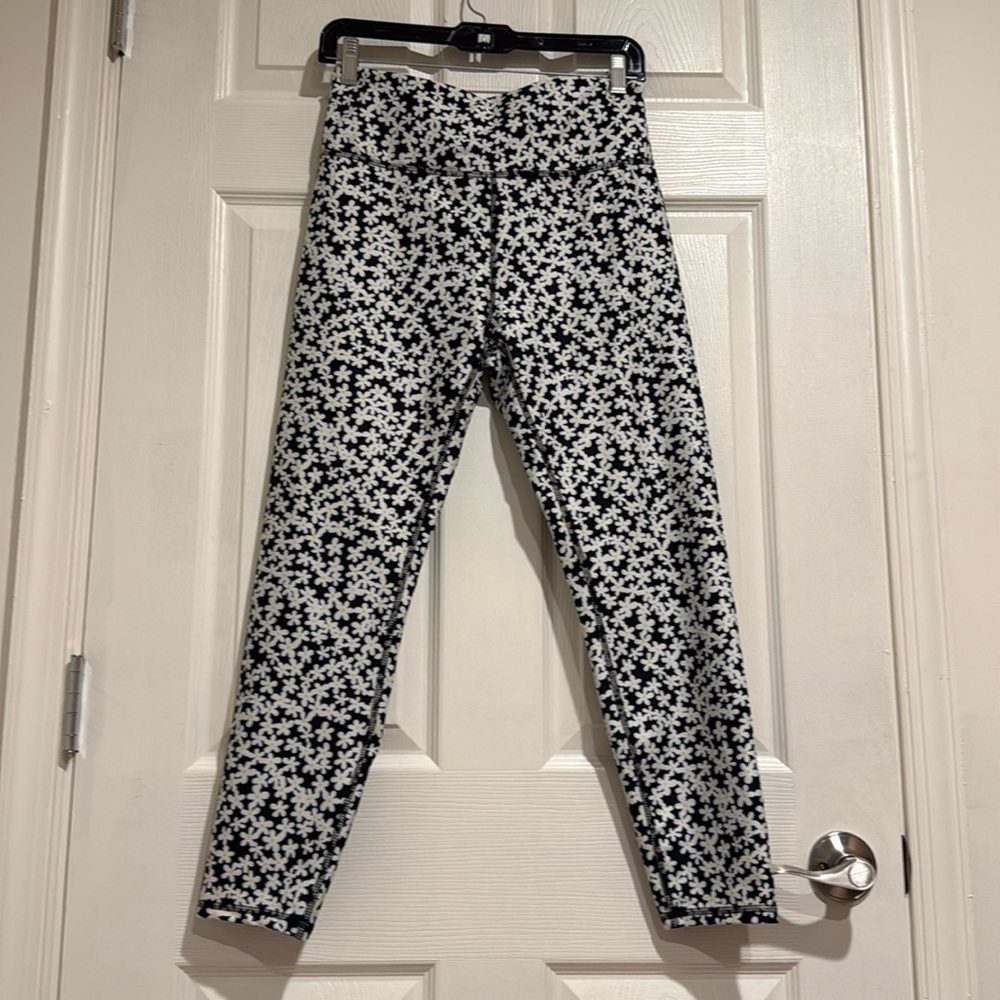 Ellie Daisy yoga pants size large